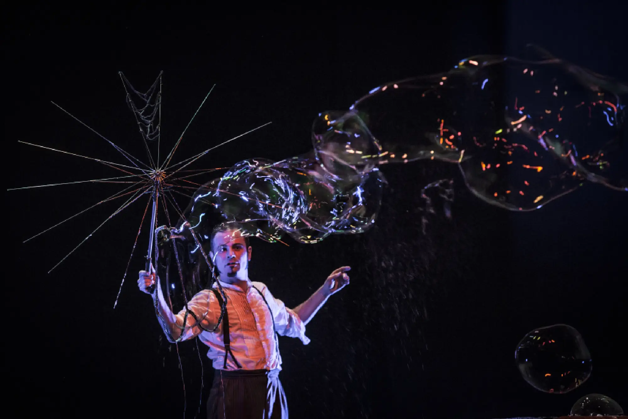 La magia delle bolle di sapone incontra il teatro con “L’omino della pioggia” image
